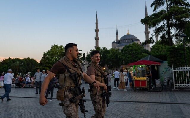 Des agents de la police anti-émeute turque patrouillant devant la Mosquée bleue, à Istanbul, le 14 juin 2022. (Crédit : Yasin Akgul/AFP) Des agents de la police anti-émeute turque patrouillant devant la Mosquée bleue, à Istanbul, le 14 juin 2022. (Crédit : Yasin Akgul/AFP)
