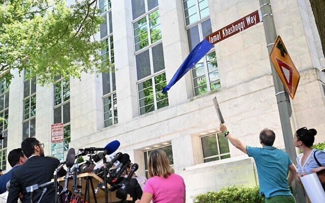 Des militants des droits de l'homme révèlent la nouvelle plaque de rue de Jamal Khashoggi Way lors d'un événement célébrant le changement de nom de la rue devant l'ambassade du Royaume d'Arabie saoudite, le 15 juin 2022 à Washington, DC. (Crédit : Nathan Howard/Getty Images/AFP) Des militants des droits de l'homme révèlent la nouvelle plaque de rue de Jamal Khashoggi Way lors d'un événement célébrant le changement de nom de la rue devant l'ambassade du Royaume d'Arabie saoudite, le 15 juin 2022 à Washington, DC. (Crédit : Nathan Howard/Getty Images/AFP)