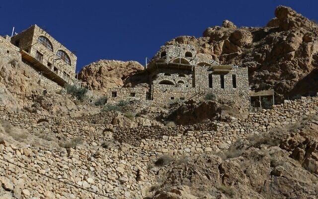 Une vue de Deir Mar Moussa Al-Habashi (monastère de St Moïse l'Éthiopien), l'un des anciens monastères de Syrie dans les montagnes près du désert dans la zone de Nabek dans la campagne de Damas, le 11 juin 2022. (Crédit : LOUAI BESHARA / AFP) Une vue de Deir Mar Moussa Al-Habashi (monastère de St Moïse l'Éthiopien), l'un des anciens monastères de Syrie dans les montagnes près du désert dans la zone de Nabek dans la campagne de Damas, le 11 juin 2022. (Crédit : LOUAI BESHARA / AFP)