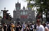 Des festivaliers à l'entrée du festival de musique métal Hellfest, le 17 juin 2022, à Clisson, dans l'ouest de la France. (Crédit : Loïc VENANCE / AFP)