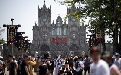 Des festivaliers à l'entrée du festival de musique métal Hellfest, le 17 juin 2022, à Clisson, dans l'ouest de la France. (Crédit : Loïc VENANCE / AFP)