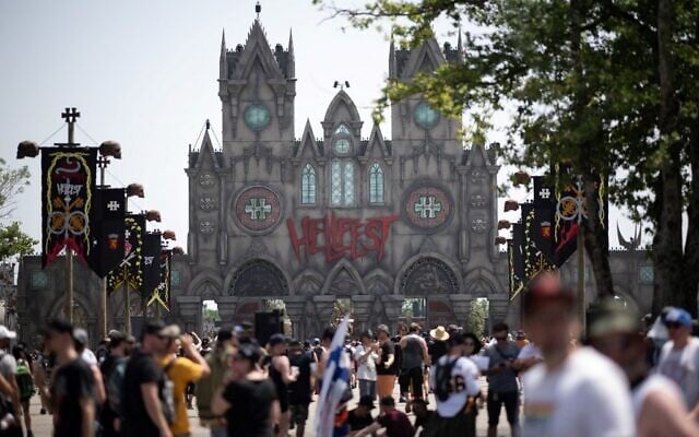 Des festivaliers à l'entrée du festival de musique métal Hellfest, le 17 juin 2022, à Clisson, dans l'ouest de la France. (Crédit : Loïc VENANCE / AFP) Des festivaliers à l'entrée du festival de musique métal Hellfest, le 17 juin 2022, à Clisson, dans l'ouest de la France. (Crédit : Loïc VENANCE / AFP)