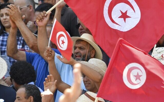 Des manifestants tunisiens scandent des slogans contre le président Kais Saied et le prochain référendum constitutionnel qui se tiendra le 25 juillet, lors d'un rassemblement dans la capitale Tunis, le 19 juin 2022. (Crédit : FETHI BELAID / AFP) Des manifestants tunisiens scandent des slogans contre le président Kais Saied et le prochain référendum constitutionnel qui se tiendra le 25 juillet, lors d'un rassemblement dans la capitale Tunis, le 19 juin 2022. (Crédit : FETHI BELAID / AFP)