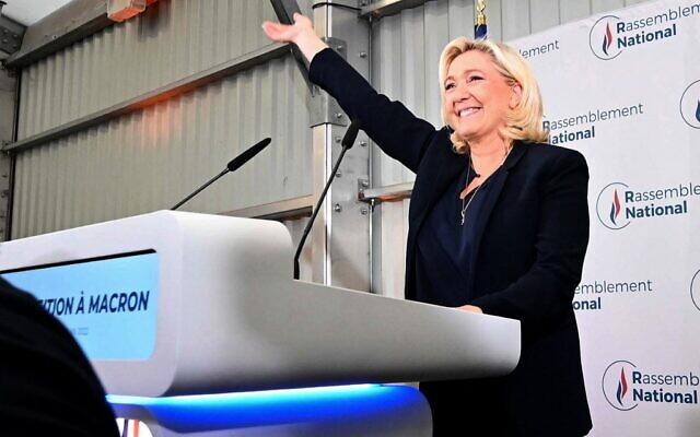 La dirigeante du parti d'extrême droite français Rassemblement national (RN), Marine Le Pen, prononce un discours après les premiers résultats des élections législatives à Henin-Beaumont, dans le nord de la France, le 19 juin 2022. (Crédit : DENIS CHARLET / AFP) La dirigeante du parti d'extrême droite français Rassemblement national (RN), Marine Le Pen, prononce un discours après les premiers résultats des élections législatives à Henin-Beaumont, dans le nord de la France, le 19 juin 2022. (Crédit : DENIS CHARLET / AFP)