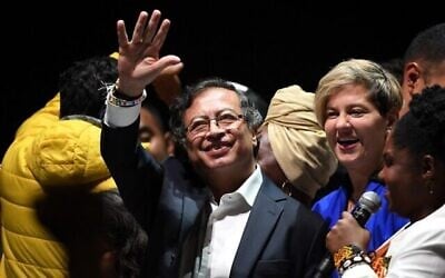 Le nouveau Président colombien Gustavo Petro (au centre) célèbre sa victoire au second tour des élections présidentielles aux côtés de son épouse Veronica Alcocer et de sa coéquipière Francia Marquez à l’Aréna Movistar de Bogota, le 19 juin 2022, le 19 juin 2022 (Crédit : Daniel MUNOZ / AFP)