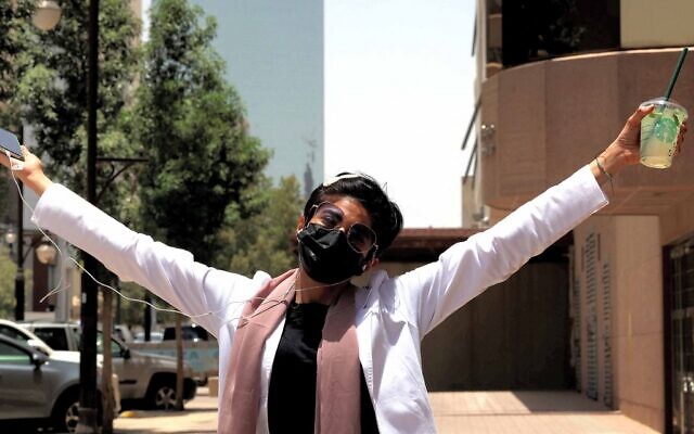 Safi, un médecin saoudien de 26 ans, pose pour une photo avec ses cheveux courts près du gratte-ciel Kingdom Centre, dans le centre de Ryad, la capitale de l'Arabie saoudite, le 19 juin 2022. (Crédit : Fayez Nureldine / AFP) Safi, un médecin saoudien de 26 ans, pose pour une photo avec ses cheveux courts près du gratte-ciel Kingdom Centre, dans le centre de Ryad, la capitale de l'Arabie saoudite, le 19 juin 2022. (Crédit : Fayez Nureldine / AFP)