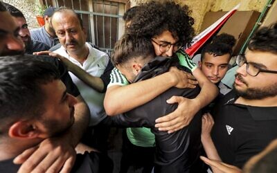 Des proches en deuil lors des funérailles du Palestinien Ali Harb, qui, selon les Palestiniens, aurait été tué par un résident d'implantation israélien dans le village d'Iskaka, dans le nord de la Cisjordanie, le 22 juin 2022 (Crédit: Jaafar Ashtiyeh / AFP).