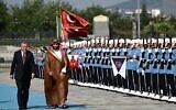 Le président turc Recep Tayyip Erdogan (G) et le prince héritier saoudien Mohammed bin Salman (D) inspectent la garde d'honneur lors d'une cérémonie officielle d'accueil au complexe présidentiel d'Ankara, le 22 juin 2022. (Crédit : OZAN KOSE / AFP)