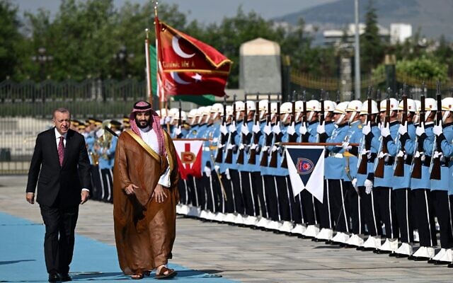 Le président turc Recep Tayyip Erdogan (G) et le prince héritier saoudien Mohammed bin Salman (D) inspectent la garde d'honneur lors d'une cérémonie officielle d'accueil au complexe présidentiel d'Ankara, le 22 juin 2022. (Crédit : OZAN KOSE / AFP) Le président turc Recep Tayyip Erdogan (G) et le prince héritier saoudien Mohammed bin Salman (D) inspectent la garde d'honneur lors d'une cérémonie officielle d'accueil au complexe présidentiel d'Ankara, le 22 juin 2022. (Crédit : OZAN KOSE / AFP)