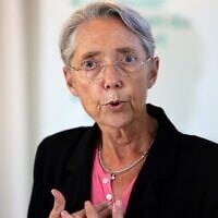 La Première ministre française, Elisabeth Borne, s'adresse aux représentants des médias après une présentation de GRTGaz à Bois-Colombes, au nord-ouest de Paris, le 23 juin 2022. (Crédit : Thomas Coex/AFP)