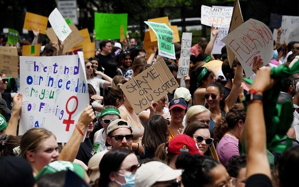 Des activistes défendant le droit à l'avortement avec leurs panneaux aux abords de la Cour suprême américaine à Washington, le 24 juin 2022. (Crédit : OLIVIER DOULIERY / AFP)