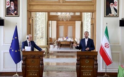 Le ministre iranien des Affaires étrangères, Hossein Amir-Abdollahian (à droite), assiste à une conférence de presse avec Josep Borrell, le haut représentant de l'Union européenne pour les affaires étrangères et la politique de sécurité (à gauche), au siège du ministère des Affaires étrangères à Téhéran, la capitale iranienne, le 25 juin 2022. (Crédit : ATTA KENARE / AFP)