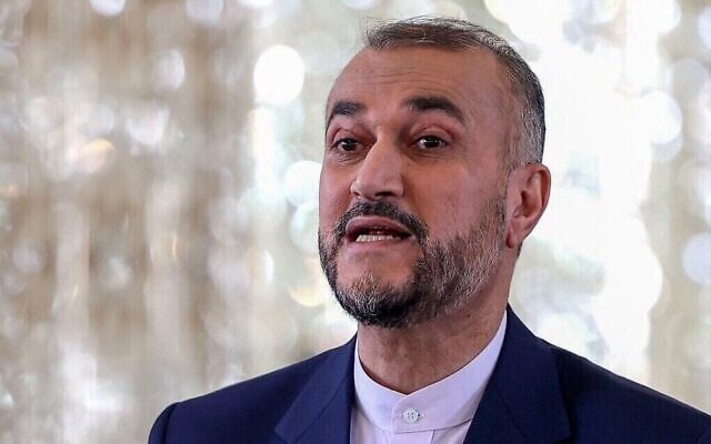 Le ministre iranien des Affaires étrangères Hossein Amir-Abdollahian pendant une conférence de presse avec Josep Borrell, haut-représentant de l'Union européenne aux Affaires étrangères, à Téhéran, le 25 juin 2022. (Crédit : ATTA KENARE / AFP) Le ministre iranien des Affaires étrangères Hossein Amir-Abdollahian pendant une conférence de presse avec Josep Borrell, haut-représentant de l'Union européenne aux Affaires étrangères, à Téhéran, le 25 juin 2022. (Crédit : ATTA KENARE / AFP)