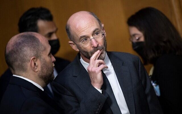 Robert Malley, l'envoyé spécial de l'administration Biden pour l'Iran, attend de témoigner sur l'accord sur le nucléaire iranien lors d'une audience du Sénat sur les relations étrangères au Capitole à Washington, le 25 mai 2022. (Crédit : Brendan Smialowski/AFP) Robert Malley, l'envoyé spécial de l'administration Biden pour l'Iran, attend de témoigner sur l'accord sur le nucléaire iranien lors d'une audience du Sénat sur les relations étrangères au Capitole à Washington, le 25 mai 2022. (Crédit : Brendan Smialowski/AFP)
