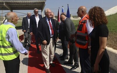 Des membres d'une délégation parlementaire française visitent une station de traitement des eaux à Jabalia, dans le nord de la bande de Gaza, le 30 juin 2022. (Crédit : MOHAMMED ABED / AFP)