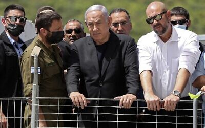 Le Premier ministre Benjamin Netanyahu et le ministre de la Sécurité intérieure Amir Ohana, à droite, visitent le site d'un accident mortel survenu pendant la nuit lors d'un rassemblement religieux au Mont Meron, dans le nord d'Israël, le 30 avril 2021. (Crédit: Ronen ZVULUN / POOL / AFP)