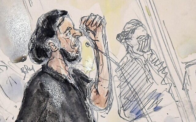 Ce croquis d'audience réalisé le 8 septembre 2021 montre Salah Abdeslam, dernier membre survivant de la cellule djihadiste des attentats de Paris de novembre 2015, lors du premier jour du procès des attentats de Paris et Saint-Denis de novembre 2015 qui se déroule dans une salle d'audience temporaire installée au palais de justice historique de Paris, le 8 septembre 2021. (Crédit : Benoit Peyrucq/AFP)