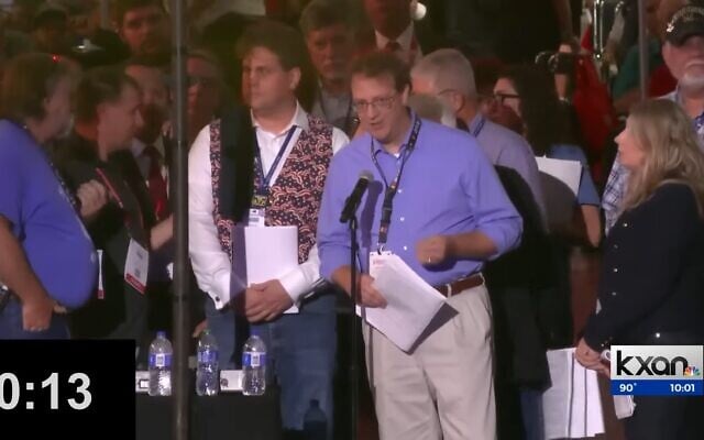 Un délégué de la convention républicaine du Texas dénonce le langage anti-LGBTQ utilisé dans le programme du parti à Houston, le 19 juin 2022. (Crédit : KXAN/YouTube)