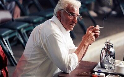 Bradley Cooper en Leonard Bernstein sur le plateau de 'Maestro' (Crédit : Netflix/JTA)