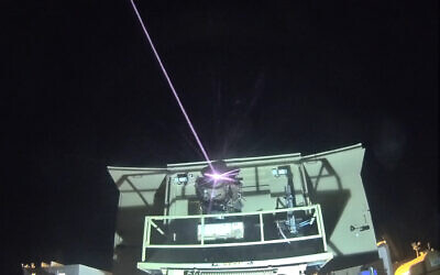 Le système de défense antiaérienne à laser "Iron Beam" interceptant une cible au-dessus du sud d'Israël, en mars 2022. (Crédit : Ministère de la Défense)