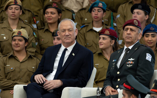 Illustration : Le ministre de la Défense, Benny Gantz, et le chef d'état-major de Tsahal, Aviv Kohavi, lors d'un événement organisé pour les soldats exceptionnels dans le cadre des célébrations du 74e anniversaire de l'indépendance d'Israël, à la Résidence du Président à Jérusalem, le 5 mai 2022. (Crédit: Yonatan Sindel/Flash90) Illustration : Le ministre de la Défense, Benny Gantz, et le chef d'état-major de Tsahal, Aviv Kohavi, lors d'un événement organisé pour les soldats exceptionnels dans le cadre des célébrations du 74e anniversaire de l'indépendance d'Israël, à la Résidence du Président à Jérusalem, le 5 mai 2022. (Crédit: Yonatan Sindel/Flash90)