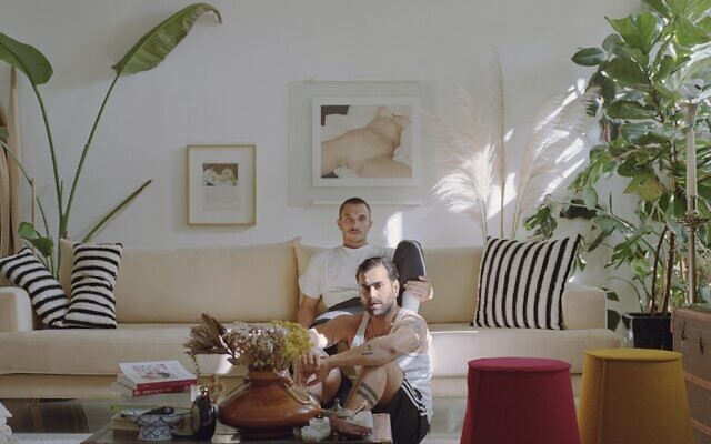 Liani (au premier plan) avec son partenaire Ouri Perez pour le projet de photographie 'LGBTQ+ LOVE' de Michael Liani (Crédit : Michael Liani)
