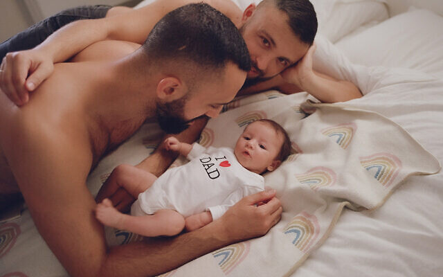 Tal Israel et Itai Mandel Bar pour le projet de photographie 'LGBTQ+ LOVE' de Michael Liani (Crédit : Michael Liani)