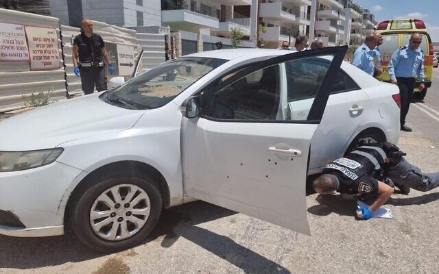 La voiture dans laquelle un homme a été abattu à Shoham, le 14 juin 2022. (Crédit : Police israélienne) La voiture dans laquelle un homme a été abattu à Shoham, le 14 juin 2022. (Crédit : Police israélienne)