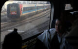 Des hommes juifs orthodoxes portent des châles de prière pendant les offices dans un train, le 4 février 2010. Illustration (Crédit : Yaakov Naumi/Flash90)