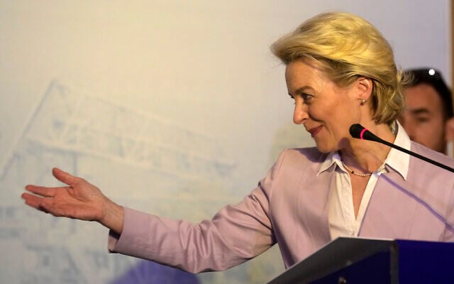 La présidente de la Commission européenne, Ursula von der Leyen, s'exprime après la signature d'un accord visant à augmenter les ventes de gaz naturel liquéfié aux pays de l'UE, qui cherchent à réduire leur dépendance en matière d'approvisionnement à la Russie alors que la guerre en Ukraine se prolonge, au Caire, en Égypte, le 15 juin 2022. (Crédit : Amr Nabil/AP)