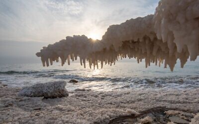 Vue des formations de sel sur le rivage de la mer Morte, le 30 octobre 2021. (Crédit : Mila Aviv/Flash90)