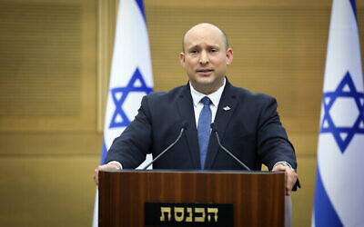 Le Premier ministre Naftali Bennett s'exprimant lors d'une conférence de presse à la Knesset, à Jérusalem, le 20 juin 2022. (Crédit : Yonatan Sindel/ FLASH90)