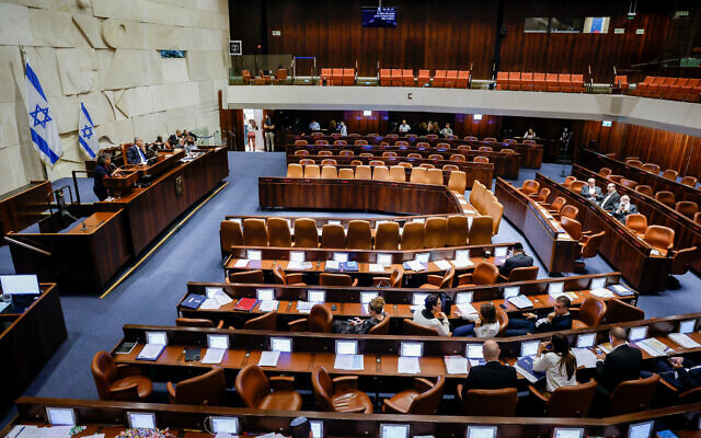 Discussion et vote sur un projet de loi visant à dissoudre la Knesset à Jérusalem, le 22 juin 2022 (Crédit : Olivier Fitoussi/Flash90) Discussion et vote sur un projet de loi visant à dissoudre la Knesset à Jérusalem, le 22 juin 2022 (Crédit : Olivier Fitoussi/Flash90)