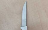 Le couteau trouvé sur un suspect qui s'est rendu avant de commettre une attaque au couteau sur le mont du Temple le 21 juin 2022. (Crédit : Police israélienne)