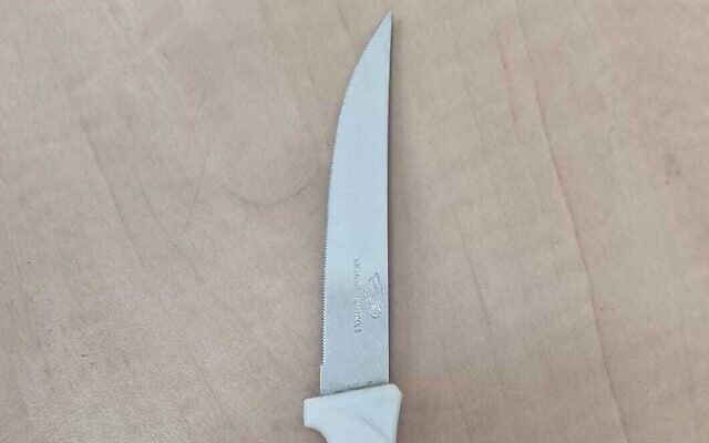 Le couteau trouvé sur un suspect qui s'est rendu avant de commettre une attaque au couteau sur le mont du Temple le 21 juin 2022. (Crédit : Police israélienne) Le couteau trouvé sur un suspect qui s'est rendu avant de commettre une attaque au couteau sur le mont du Temple le 21 juin 2022. (Crédit : Police israélienne)