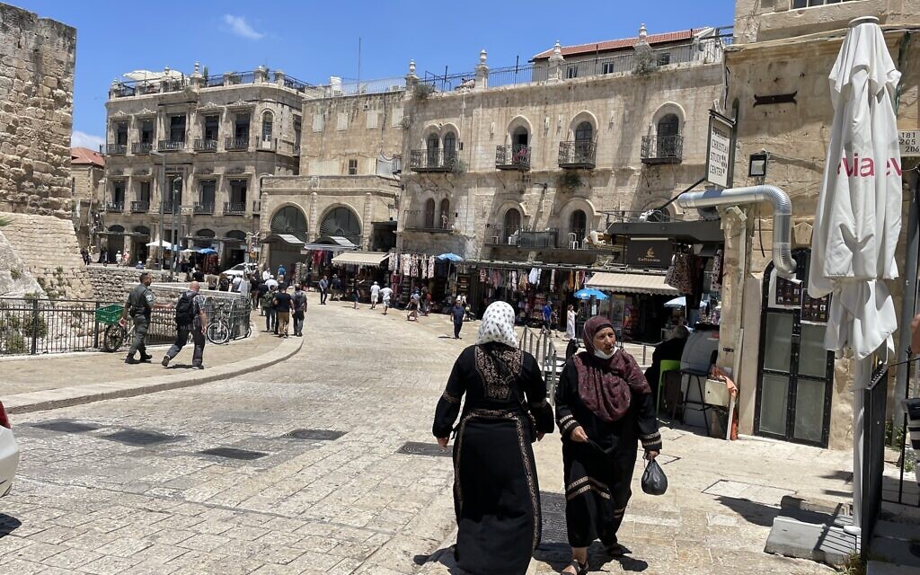 L'hôtel Impérial (à gauche) et l'auberge Petra (à droite), situés entre la porte de Jaffa et le marché arabe dans la Vieille Ville de Jérusalem, le 21 juin 2022. (Crédit : Sue Surkes/Times of Israel)