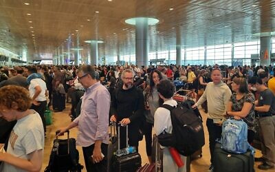 Files d'attente à l’enregistrement à  l'aéroport Ben Gurion, 26 juin 2022 (Crédit : Amy Spiro/Times of Israel)