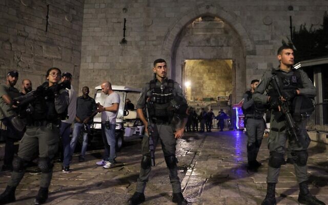 Des policiers montent la garde alors qu'ils ferment l'accès à l'entrée de la Porte de Damas dans la Vieille Ville de Jérusalem, le 28 juin 2022. (Crédit : Ahmad Gharabli/AFP) Des policiers montent la garde alors qu'ils ferment l'accès à l'entrée de la Porte de Damas dans la Vieille Ville de Jérusalem, le 28 juin 2022. (Crédit : Ahmad Gharabli/AFP)