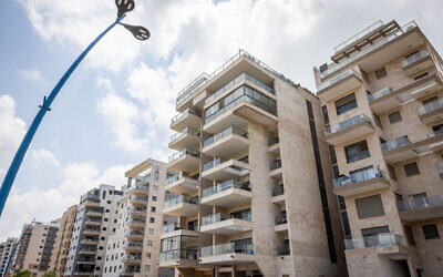 Une vue des immeubles d'habitation dans le quartier de Givat Olga à Hadera, le 22 juin 2022. (Crédit :  Nati Shohat/Flash90)