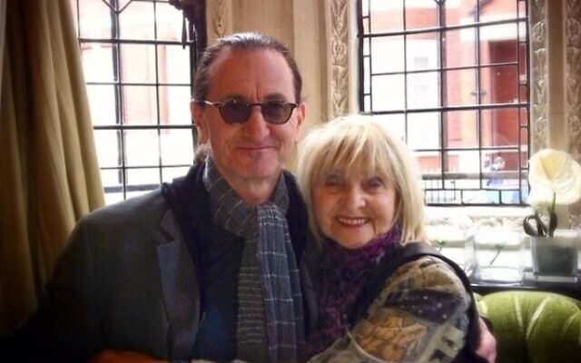 Le chanteur de Rush, Geddy Lee, avec sa mère Mary Weinrib, une survivante d'Auschwitz, sur une photo non datée. (Crédit : Photo Instagram) Le chanteur de Rush, Geddy Lee, avec sa mère Mary Weinrib, une survivante d'Auschwitz, sur une photo non datée. (Crédit : Photo Instagram)