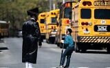 Illustration : Autobus scolaires stationnés dans le quartier de Williamsburg, à Brooklyn, le 24 avril 2019. (Crédit : Johannes Eisele/AFP via Getty Images/ la JTA)