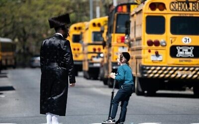 Illustration : Autobus scolaires stationnés dans le quartier de Williamsburg, à Brooklyn, le 24 avril 2019. (Crédit : Johannes Eisele/AFP via Getty Images/ la JTA)