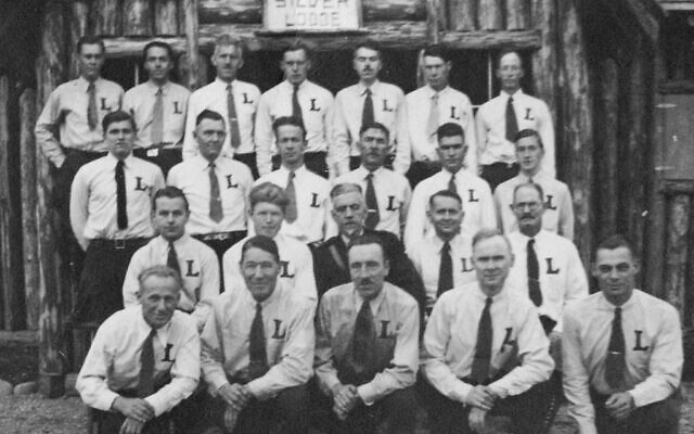 William Pelley, en uniforme sombre, et des membres de la Silver Legion se rassemblent devant la Silver Lodge à Redmond, Washington, en 1936. Notez les moustaches d'Hitler en brosse à dents dans les rangs avant et arrière. (Crédit: Bibliothèques universitaires, Université de Washington, Collections spéciales, Collection : PH 1521.9, Négatif no. UW 39131/courtesy Michael Benson)
