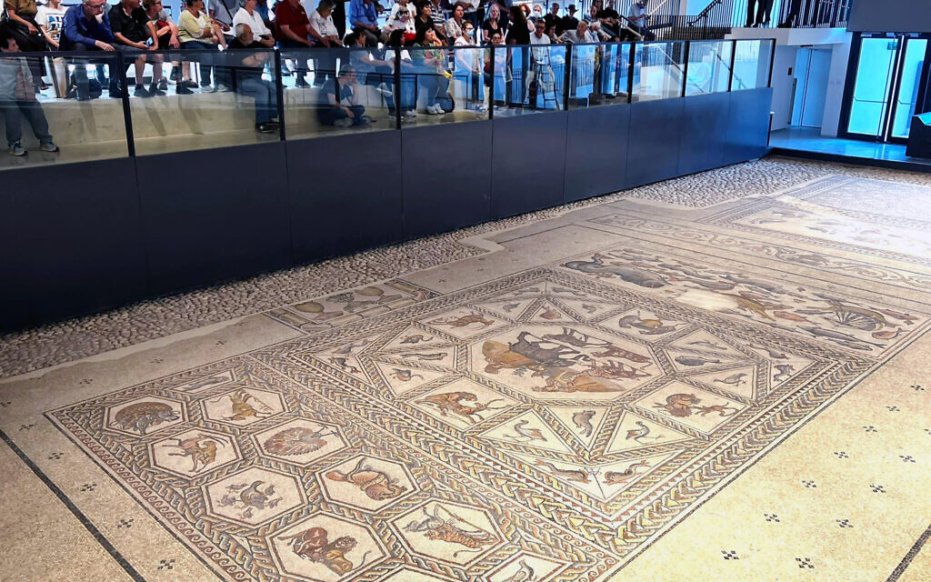 La mosaïque exposée au centre archéologique Shelby White & Leon Levy à Lod. (Crédit : Peter Pen Stepansky)