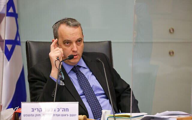 Le député travailliste Gilad Kariv prend la parole lors d’une réunion du Comité Constitution, Droit et Justice de la Knesset, le 7 février 2022. (Crédit : Noam Moskowitz/Knesset)