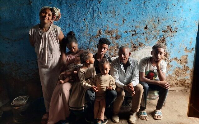 Kefale Tayachew, son épouse, Asidie, et leurs six enfants (de gauche à droite) Alemnesh, Abraham, Lemlem, Desalegn, Elssa et Muluken, dans leur habitation de Gondar, le 29 mai 2022. (Crédit : Amy Spiro/Times of Israel)