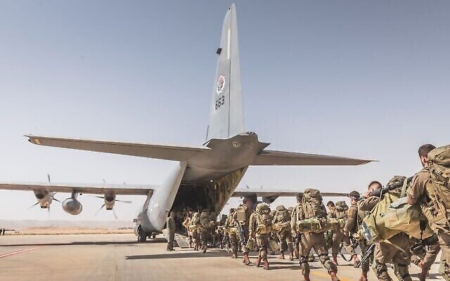 Les soldats israéliens participent à un exercice de grande ampleur à Chypre, selon une image publiée par les militaires le 2 juin 2022. (Crédit : Armée israélienne) Les soldats israéliens participent à un exercice de grande ampleur à Chypre, selon une image publiée par les militaires le 2 juin 2022. (Crédit : Armée israélienne)