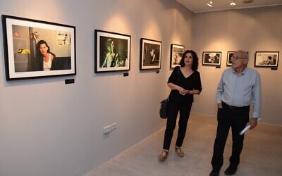 La conservatrice Avivit Agam Dali et le maire de Holon lors de l'inauguration de " Tout pour une photo impressionniste ", une exposition sur le rock israélien des années 1990 à la galerie Beit Meirov de Holon, jusqu'en août 2022. (Crédit: avec l'aimable autorisation d'Avivit Agam Dali)