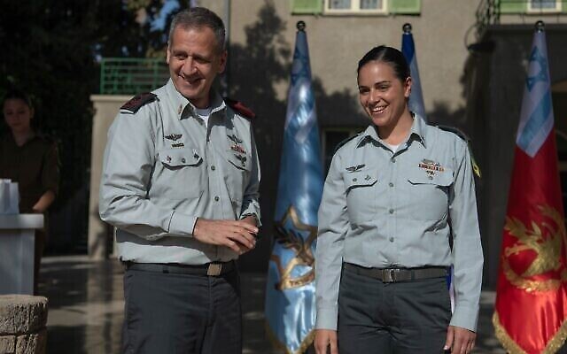 Le lieutenant-général Aviv Kohavi, chef d’État-Major de Tsahal, à gauche, décerne à Reut Rettig-Weiss le grade de colonel, le 16 juillet 2022. (Crédit : Armée israélienne) Le lieutenant-général Aviv Kohavi, chef d’État-Major de Tsahal, à gauche, décerne à Reut Rettig-Weiss le grade de colonel, le 16 juillet 2022. (Crédit : Armée israélienne)