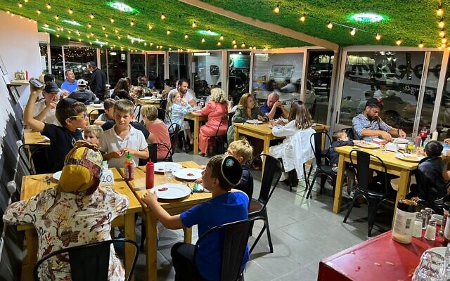 Le premier restaurant entièrement casher de Punta del Este, en Uruguay, s'appelle Brooklyn. (Crédit: Juan Melamed/JTA)